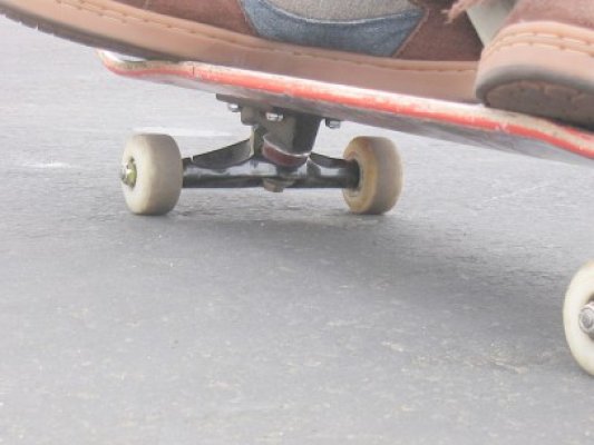 Băut, s-a dat cu skateboardul şi a fost accidentat